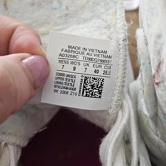Converse unisex sizing- womens 9. - Picture 4 of 5